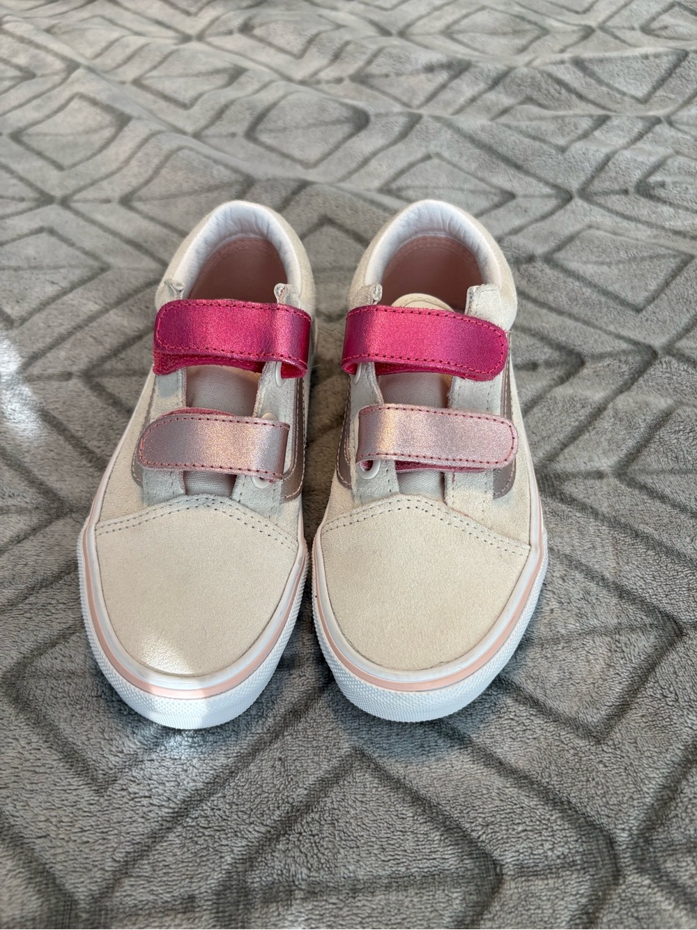 Vans Kids Suede Velcro Sneakers in Cream with Metallic Pink Accents Sz 1 - Picture 2 of 9